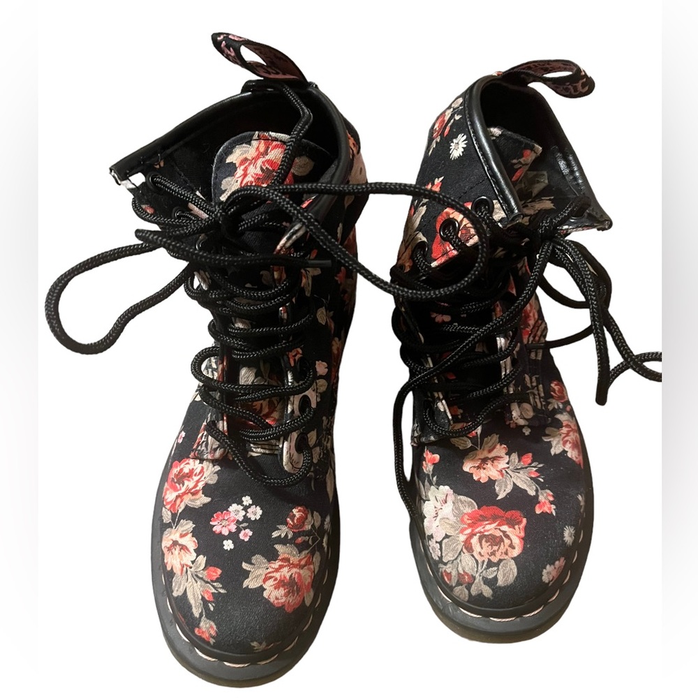 Dr. Marten's Victorian floral 1460 8 eye canvas boots us L sz. 5 EUC